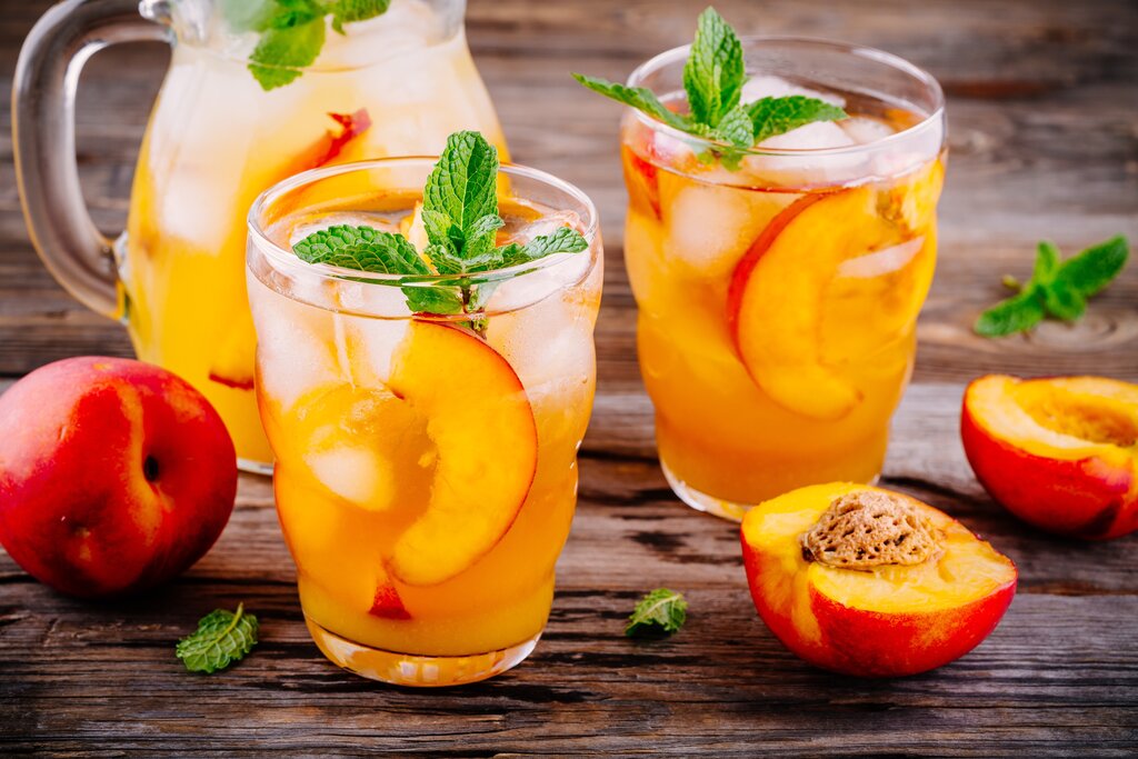 Peach Cocktails: Fruity Cocktail Recipes to Try At Home